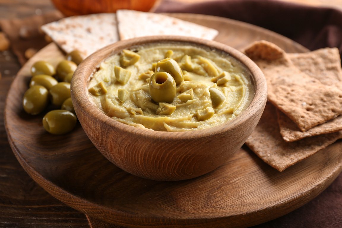 Hummus with multigrain crackers